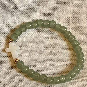 Chic Green Beaded Bracelet with White Cross Accent